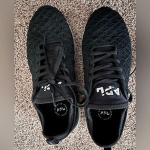 APL sneakers New 7.5US